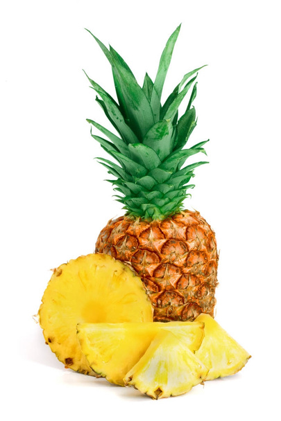 ananas s plátky izolované na bílém pozadí - Fotografie, Obrázek