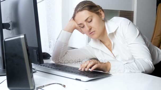 4 k video van jonge elegante zakenvrouw moe op werk en in slaap vallen achter bureau - Video