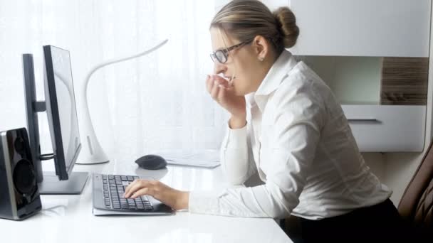 4k кадров, где молодая деловая женщина зевает во время работы на компьютере и засыпает
 - Кадры, видео
