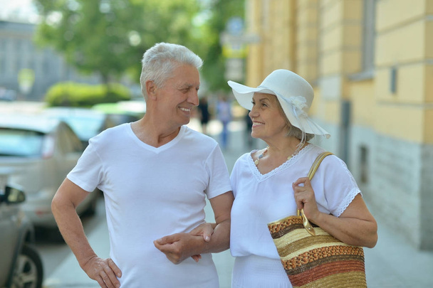 Happy senior couple on city street - Zdjęcie, obraz