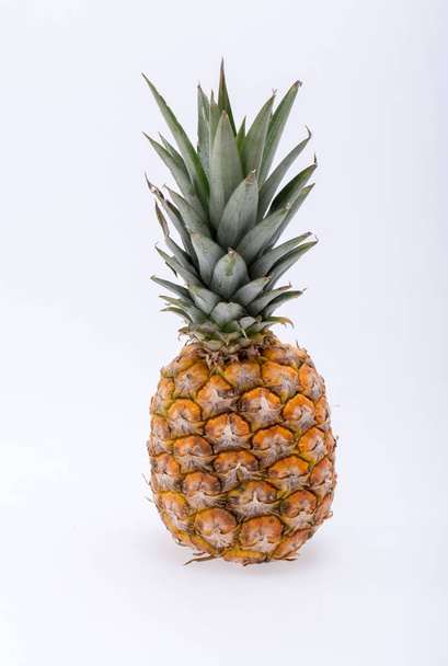 Beyaz arka plan üzerinde izole olgun, taze ananas - Fotoğraf, Görsel