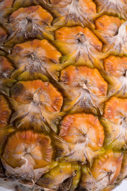 Kypsä, tuore ananas eristetty valkoisella pohjalla
 - Valokuva, kuva