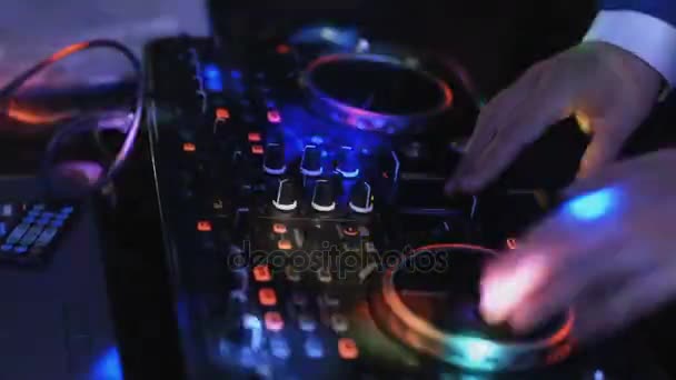 DJ játszik egy nightclubban a távirányítón - Felvétel, videó