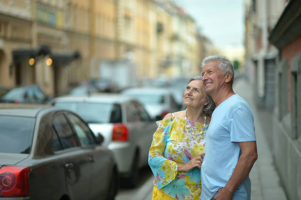 Happy senior couple on city street - Foto, afbeelding