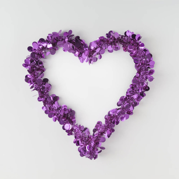 hart vorm gemaakt van helder paars glitter op lichte achtergrond, Valentine dag concept  - Foto, afbeelding