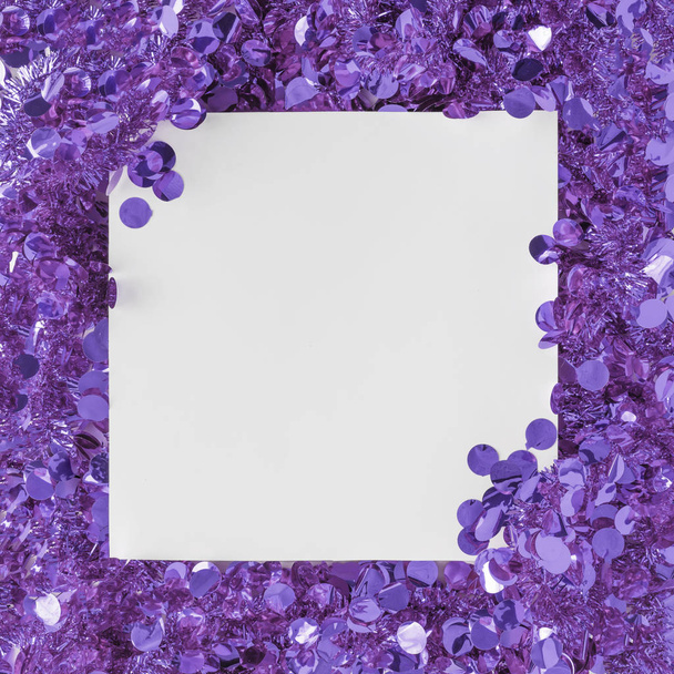紫グリッターの紙カード、お祝いのコンセプトで作られた創造的なレイアウト  - 写真・画像