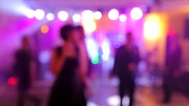 Υπόβαθρο του χορού είναι θολή άνθρωποι που χορεύουν σε ένα νυχτερινό κέντρο διασκέδασης. - Πλάνα, βίντεο