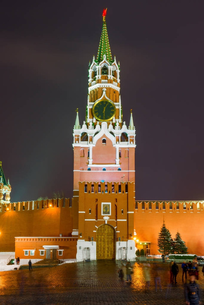 Ночное фото Спасской башни Кремля с курантами в
 - Фото, изображение