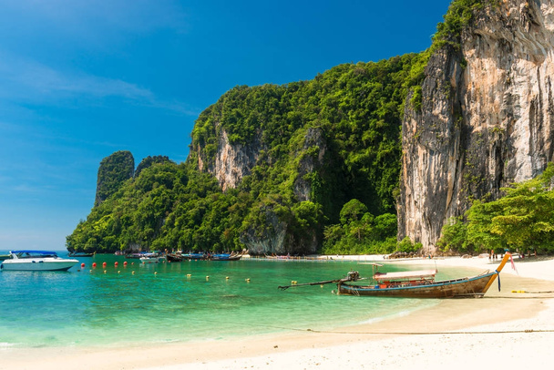 タイの木造船を海岸の香港の島、タイ - 写真・画像