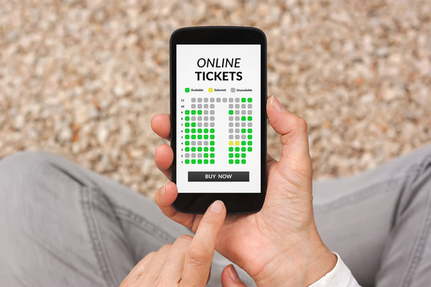 Hände halten Smartphone mit Online-Ticketkonzept auf dem Bildschirm - Foto, Bild