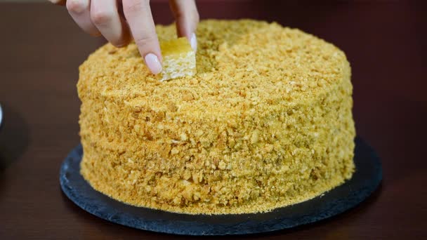 Zdobí dort čerstvý domácí med "Medovik" - Záběry, video