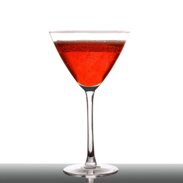 lasi cocktail valkoisella pohjalla
 - Valokuva, kuva