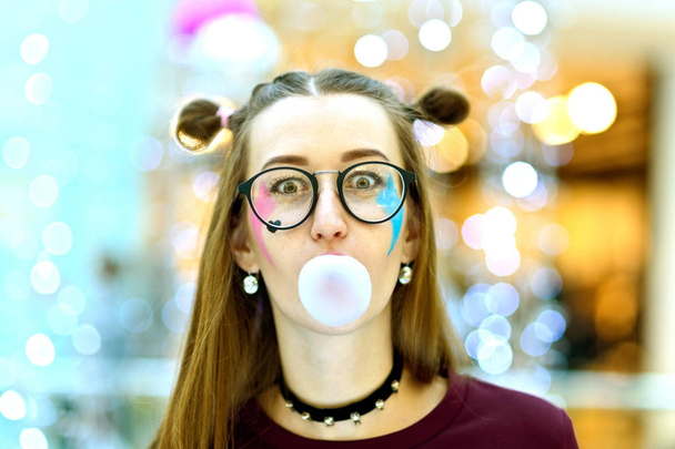 Růžová: Dívka foukání velké bubliny s Copyspace - Fotografie, Obrázek