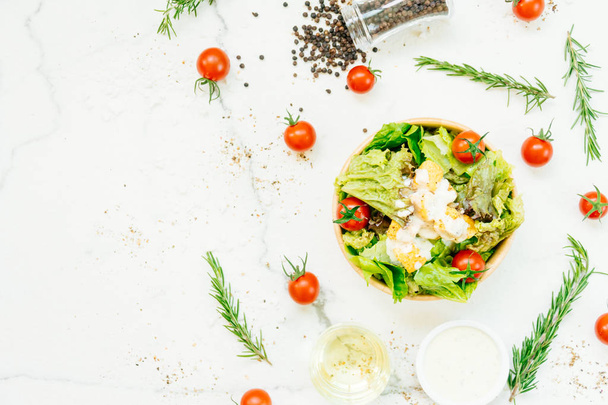 清潔で健康な食品から木製のボウルのシーザー サラダ仕立て - 写真・画像