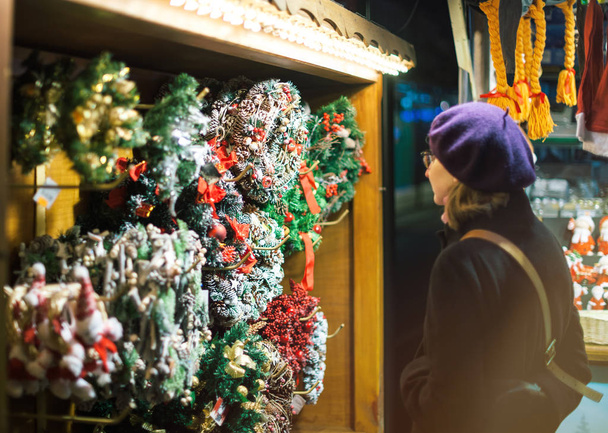 Портрет красива французьких жінка капелюсі модною моді бере милуючись Різдвяні вінки на традиційний Різдвяний ринок у Страсбурзі Ельзас Франції - Фото, зображення