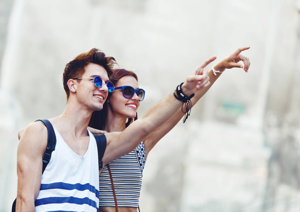 Two young tourists sightseeing a city, pointing with finger - Foto, Imagem