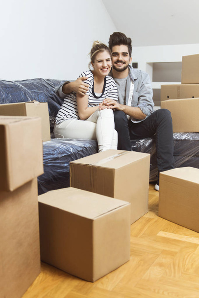 Young couple moving into their new home - Φωτογραφία, εικόνα