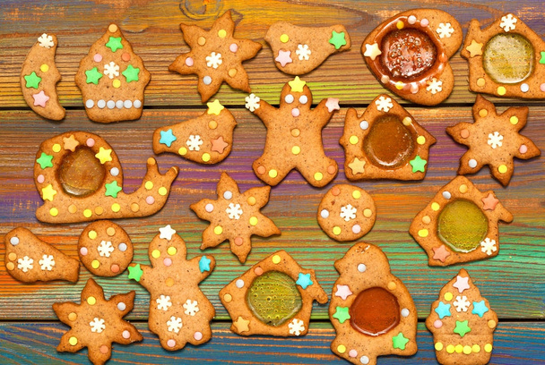 biscoitos de gengibre em um fundo brilhante colorido
 - Foto, Imagem