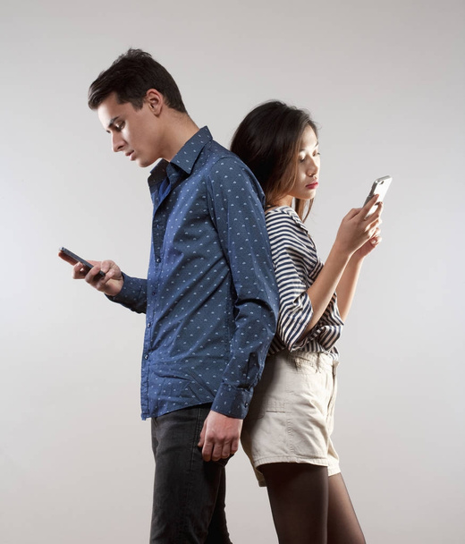 Teenager-Paar mit Smartphone-SMS. - Foto, Bild