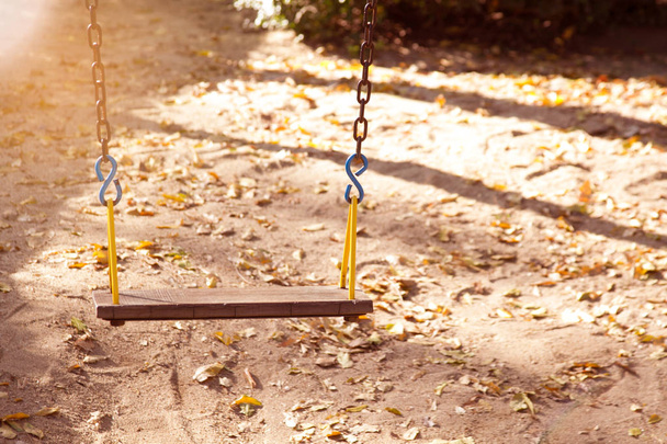 Lapset keinu leikkipaikka julkisessa puistossa auringonlaskun
. - Valokuva, kuva