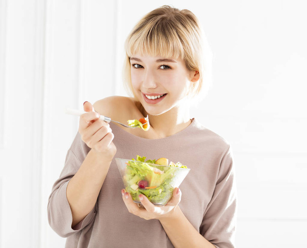 genç kadın sağlıklı salata yemek - Fotoğraf, Görsel