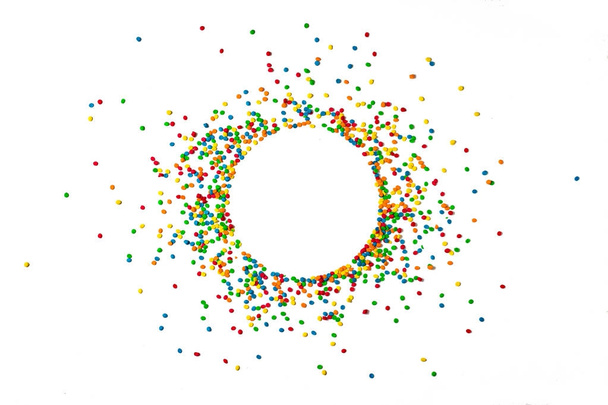 Multi-gekleurde snoepjes ronde vorm op een witte achtergrond. Heeft een pl - Foto, afbeelding
