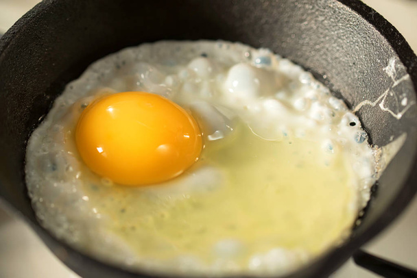 Gros plan des œufs frits dans une poêle
 - Photo, image