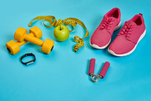 Tenisky, centimetr, zelené jablko, úbytek na váze, běh, zdravé - Fotografie, Obrázek