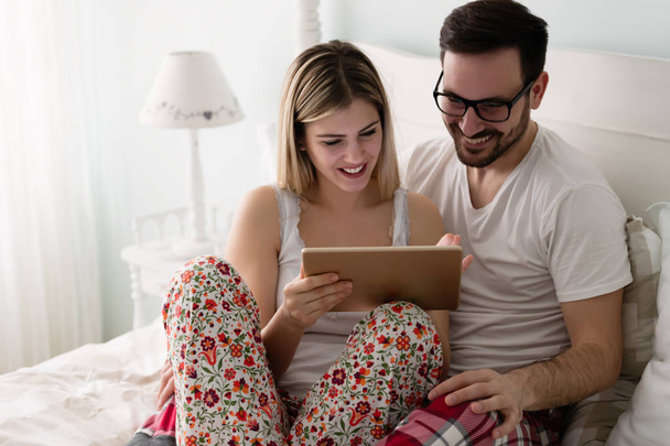 Young attractive couple using tablet - Foto, Bild