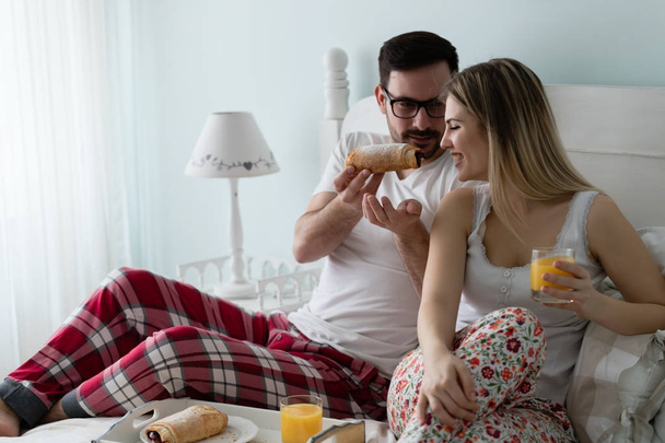 Young attractive couple having breakfast - Foto, Imagem