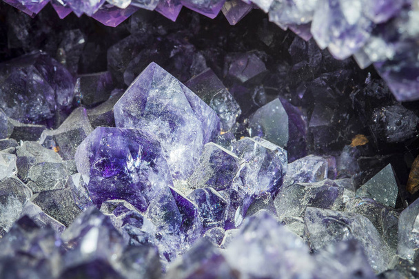 cristalli di ametista in un druso
 - Foto, immagini