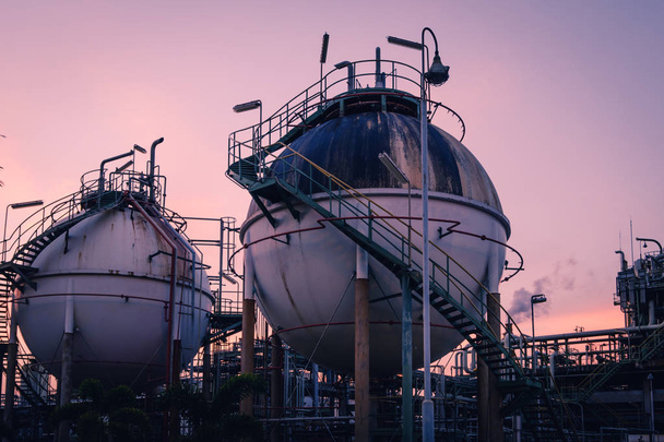 Gaz depolama küre tankları petrokimya sektöründe günbatımı gökyüzü arka plan ile - Fotoğraf, Görsel