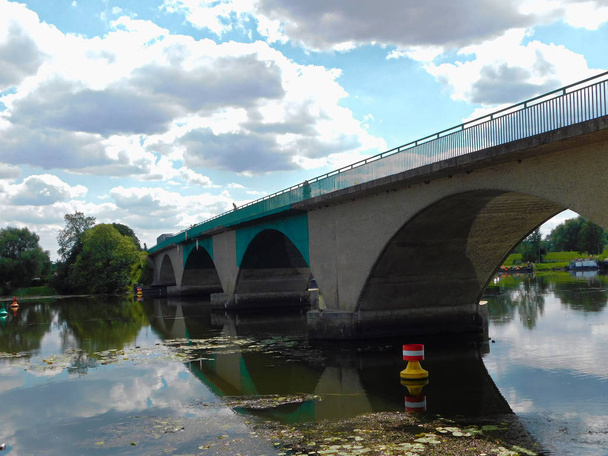 El puente sobre el río fronterizo
 - Foto, imagen