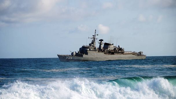 Καταστροφέας πολεμικό πλοίο στη δράση στον ωκεανό - Φωτογραφία, εικόνα