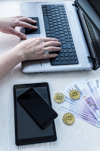 Laptop with cash and bitcoin - Fotoğraf, Görsel