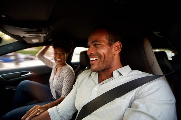 Gros plan portrait de l'homme et de la femme assis ensemble dans l'automobile et souriant
 - Photo, image