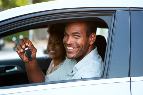 Detailní záběr portrét pohledný americký pár sedí v autě a usmívá se - Fotografie, Obrázek