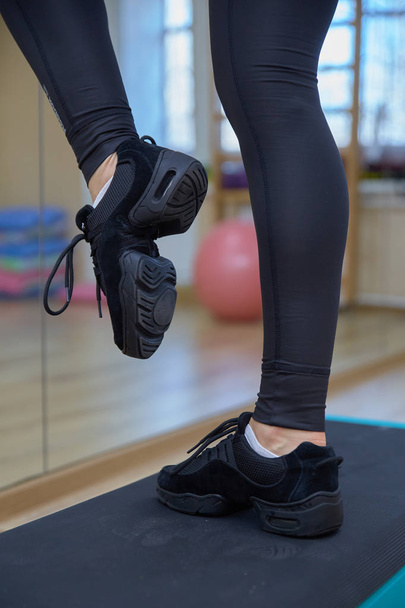 Fitness woman with step platform doing workout - Foto, Imagen