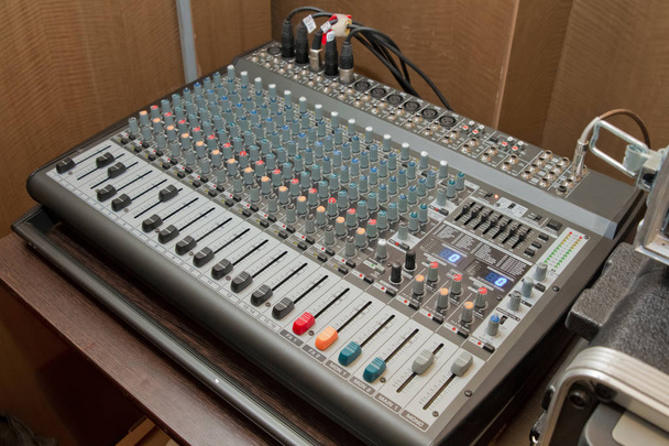 Immagine di amplificatore musicale Amplificatore sonoro o mixer musicale con manopole, fori Jack e connettori Mic
 - Foto, immagini
