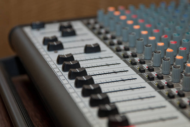 Sound mixer nuttig voor verschillende muziek en geluid thema's beeld van muzikale versterker geluidsversterkers of muziek mixer met knoppen, Jack gaten en Mic-connectors - Foto, afbeelding