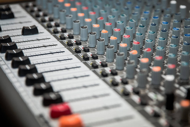 Sound mixer nuttig voor verschillende thema's voor muziek en geluid. Versterker geluid versterker  - Foto, afbeelding