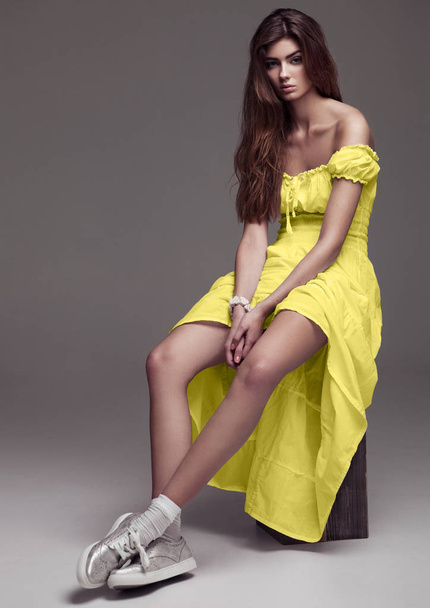 Güzel genç kız sarı elbiseli kız moda - Fotoğraf, Görsel