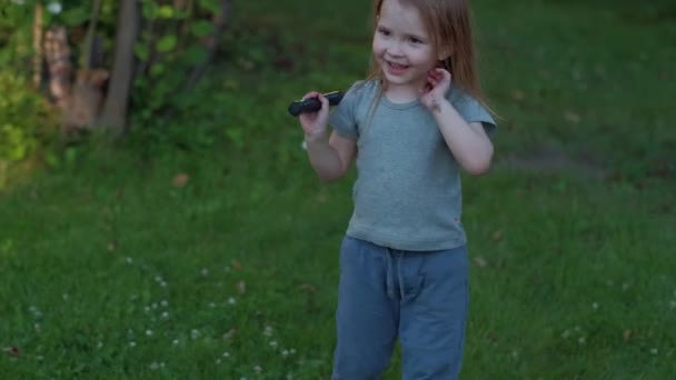 Ένα μικρό κορίτσι παίζει στο baminton - Πλάνα, βίντεο