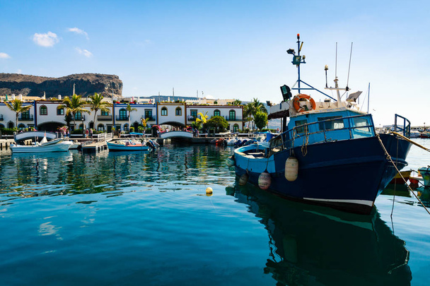 Port coloré avec palmiers Puerto De Mogan sur l'île de Gran Canaria
. - Photo, image