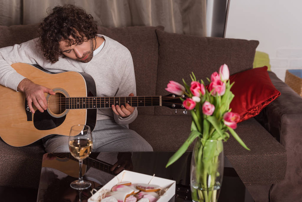 bel homme jouant de la guitare à la maison - Photo, image