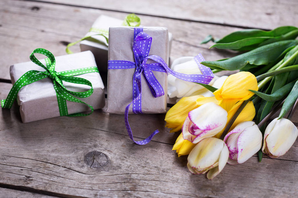  spring tulips and wrapped  boxes - Foto, afbeelding