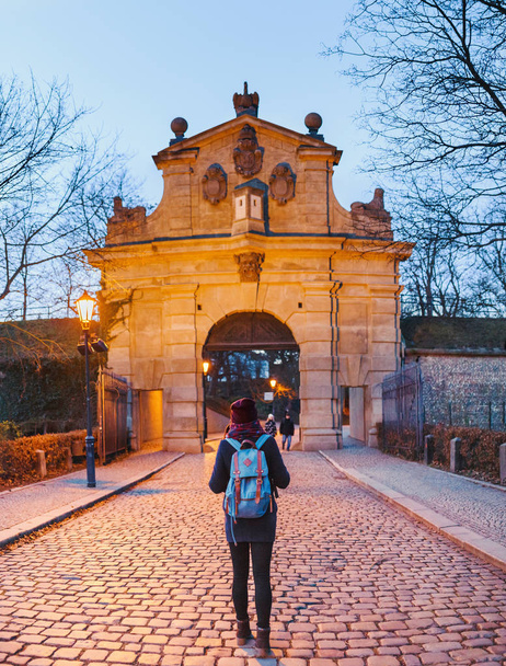 Жінка мандрівник з рюкзак на Леопольда воріт у Вишеграду в Празі - Фото, зображення