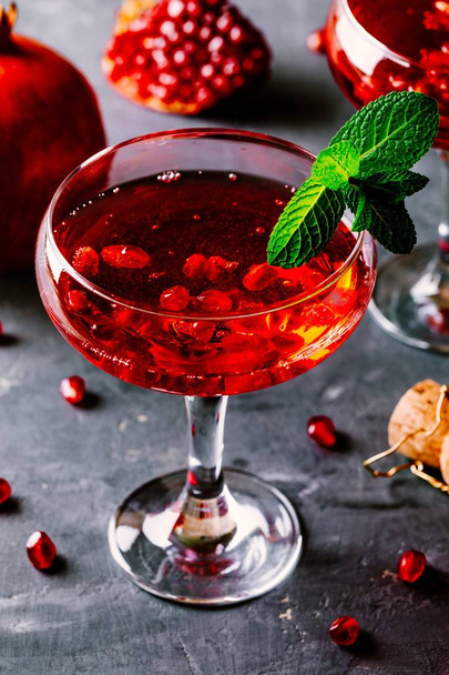 красный коктейль с шампанским и гранатовыми семечками
 - Фото, изображение