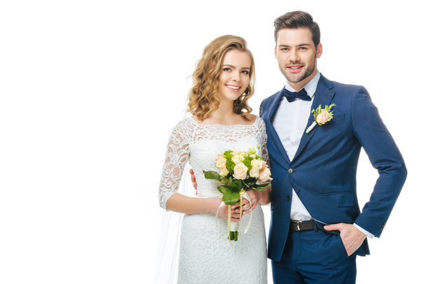 portrét usměvavá nevěsta s ženich izolované na bílém a svatební kytice - Fotografie, Obrázek