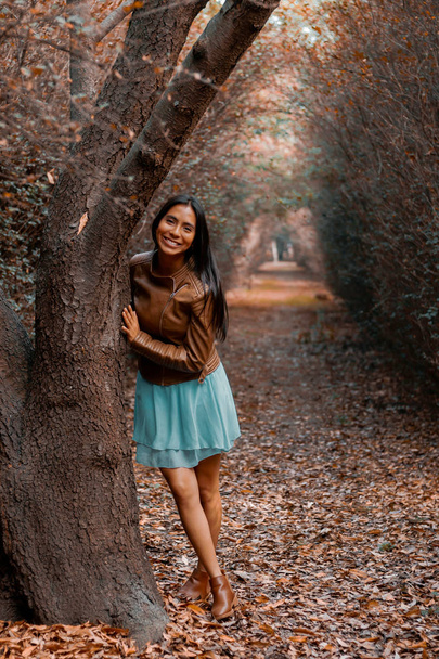 Diana, una chica junto a un arbol de los miles dentro de los senderos en los viveros de Coyoacan, Ciudad de México. Un bosque dentro de la ciudad
. - Foto, Imagem